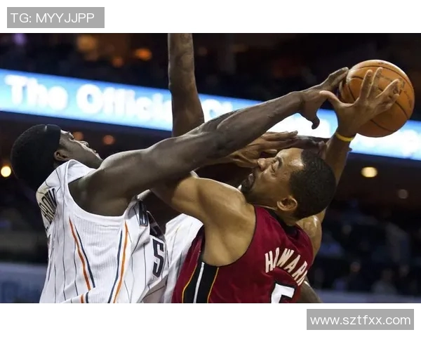 热火与山猫激战正酣球员们展现出色技艺与团队合作精神