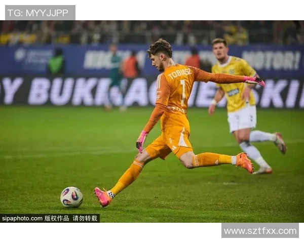 莱万领衔新赛季足球盛宴球迷期待他再次书写传奇篇章 莱万领衔新赛季足球盛宴球迷期待他再次书写传奇篇章